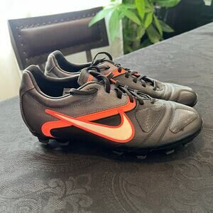 Nike libretto women’s soccer shoes black 488134-010 size 8 women